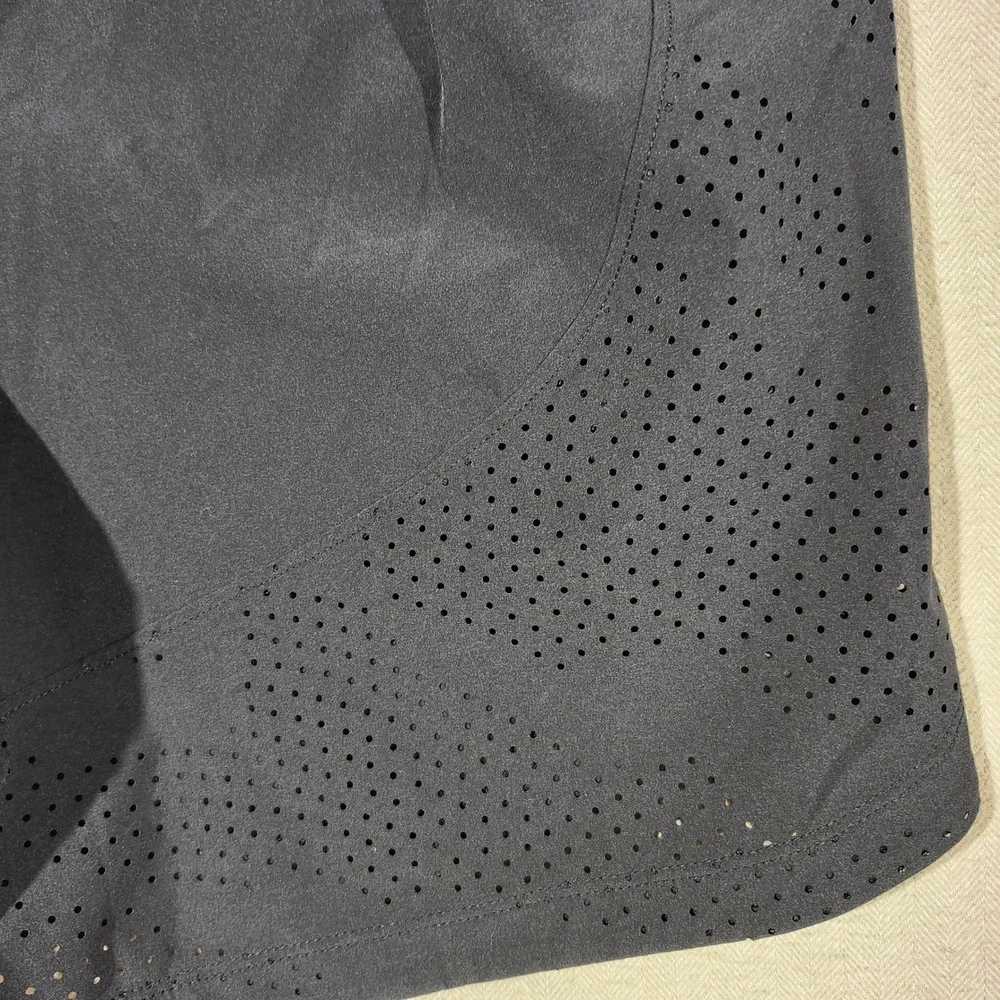 Under Armour Mens Black Fitted Running Shorts Laser Perforated Size Medium 5in